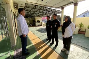 Morning Briefing Petugas Kebersihan dan Keamanan Pengadilan Agama Sidikalang oleh Kasubbag Umum dan Keuangan